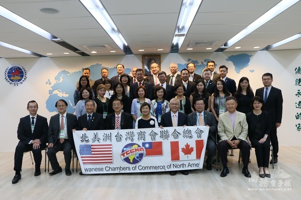 副委員長徐佳青(前排中)及主任秘書張良民(前排右四)與北美洲臺灣商會聯合總會舉行座談交流。