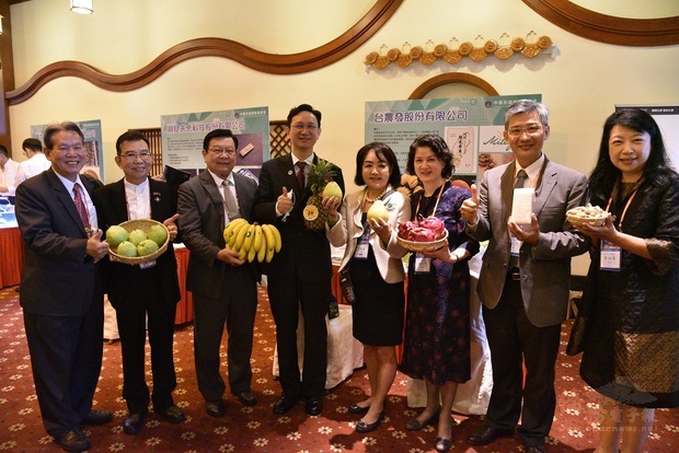 童振源（左4）於會後參觀臺灣新創事業展示區。