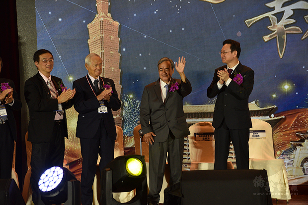 梁輝騰(右2)在9月29日世總交接典禮後,接受現場臺商的喝采與鼓勵,僑委會委員長童振源(右1)也蒞臨盛會同賀。