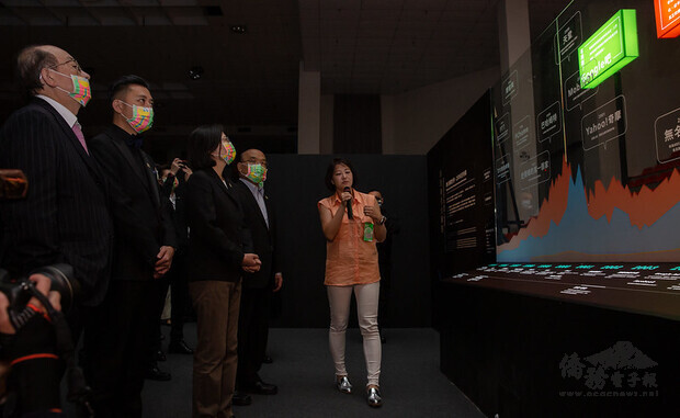 總統出席「2020台灣設計展」開幕典禮，並在主辦單位導覽下參觀展區
