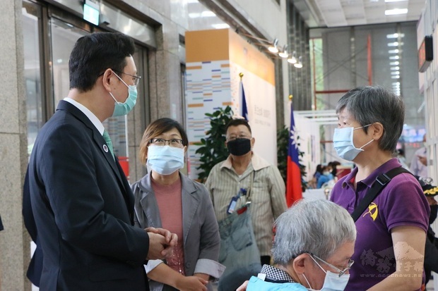 僑委會委員長童振源(左一)偕副委員長徐佳青(左二)一同問候僑胞。