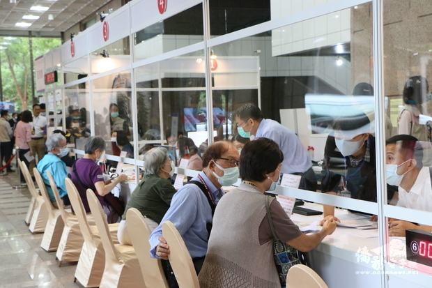 僑委會今天啟動僑胞慶雙十報到活動,雖然早上飄著小雨,但仍有許多僑胞一早便特地前來完成報到手續。