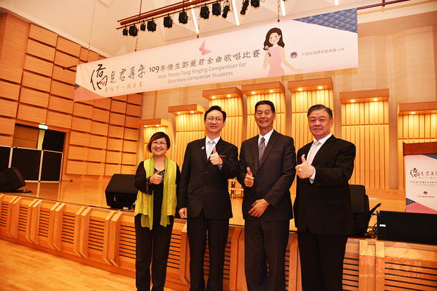 徐佳青、童振源、鄧長富及呂元榮(由左至右)皆到場觀賽,並為僑生同學加油。