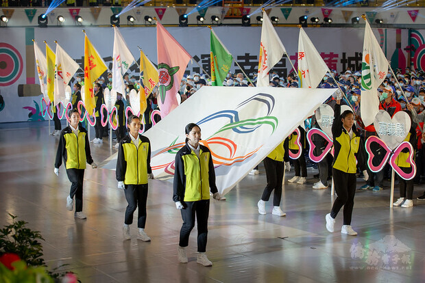 總統和現場貴賓共同見證會旗進場及升起、運動員與裁判代表宣誓