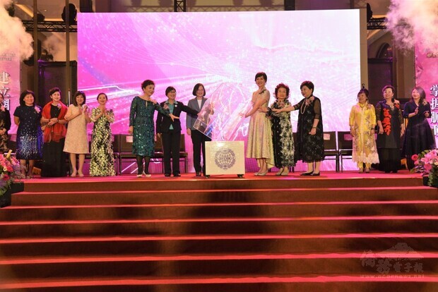 現場貴賓共同啟動年會儀式,前臺左起:謝監事長、徐副委員長、蔡總統、劉總會長、柯杜創會總會長、施郭榮譽總會長。