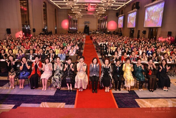 蔡總統(前排右7)、徐副委員長(前排右5)及劉總會長(前排左7)與現場世華姊妹合影。