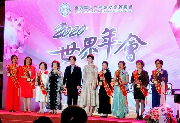 世界華人工商婦女企管協會「第八屆華冠獎頒獎典禮」，賴副總統(左5)頒贈青銅獎座，左4為華冠獎創辦人柯杜瑞琴女士，右5為劉琍綺總會長。
