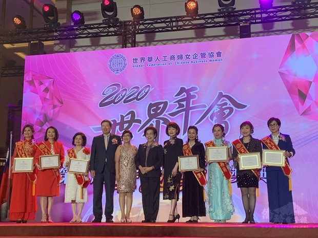 世界華人工商婦女企管協會「第八屆華冠獎頒獎典禮」,僑委會徐副委員長(左5)代表出席並頒贈賀狀及英文證書給華冠獎得主,並與評審團主任委員前監察院院長張博雅(左6)等人合影。