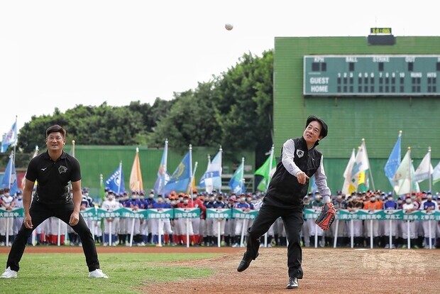 賴清德副總統24日下午前往臺中出席「中信盃黑豹旗開幕典禮」，並為比賽開球