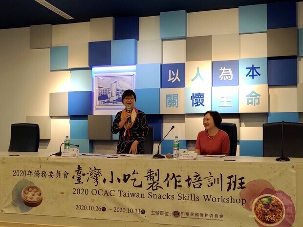 副委員長徐佳青(左)及弘光科技大學校長黃月桂（右）出席始業式致詞。