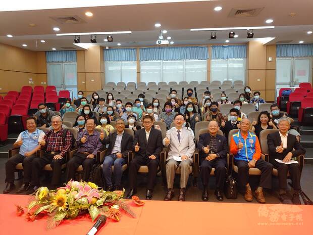 童振源(右四)訪視金門大學與該校陳建民校長(左五)及僑生進行交流