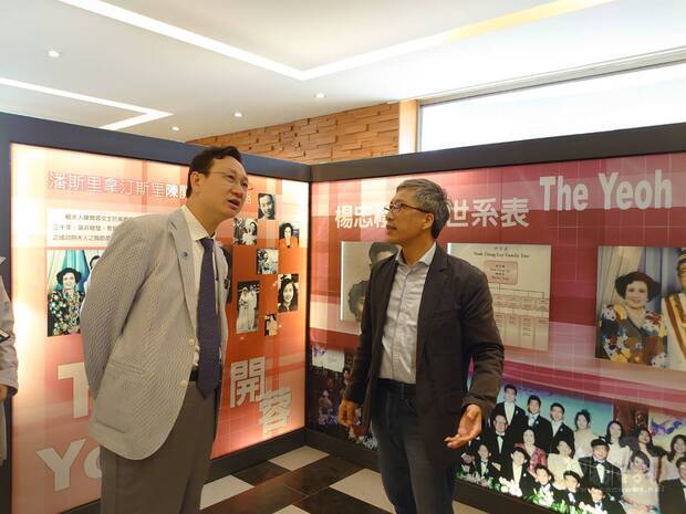 參觀楊清廉故事館聽取江院長柏煒(右)說明已故僑領楊忠禮奮鬥及回饋金門事蹟