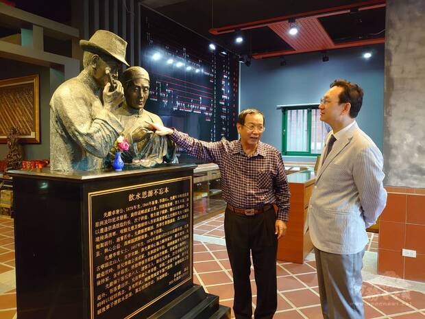 參觀思源第聽取退役陸軍中將黃奕炳(左)說明其家族移民及奮鬥歷史