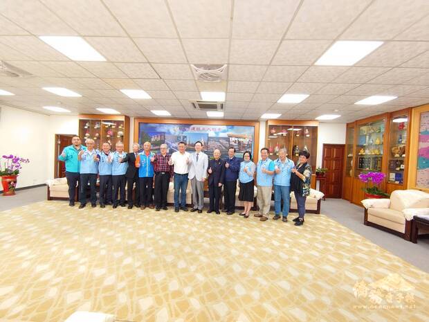 童振源(右七)與金門縣縣長楊鎮浯(左八)及縣府相關局處室同仁合影