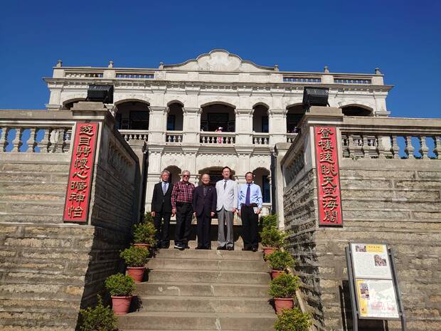 童振源與同行金僑後代攝於陳景蘭洋樓