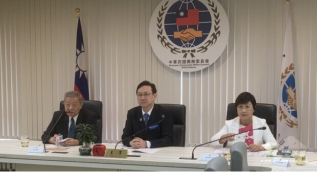 童振源(中)、陳建斌(左)、徐佳青(右)透過視訊向海外僑務人員宣導農業服務方案。