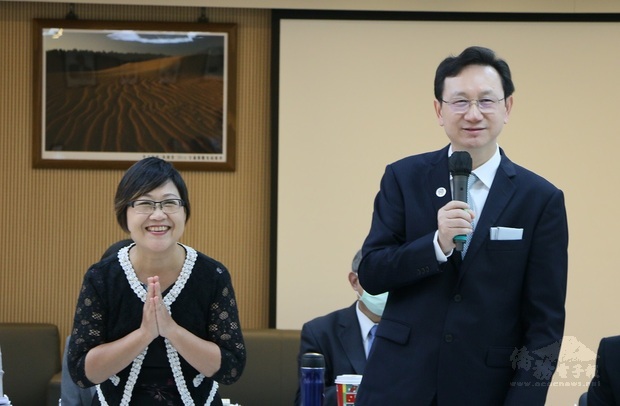 僑委會委員長童振源(右)與副委員長徐佳青(左)一同回應監委提問。