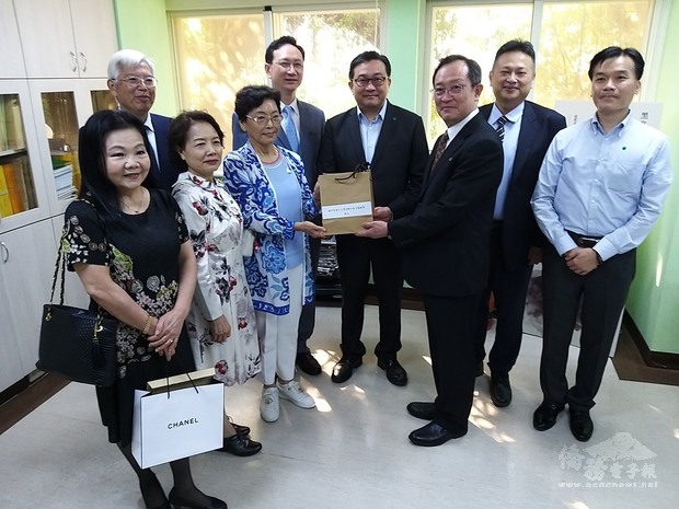 立法委員王定宇見證墨爾本台灣同鄉會捐贈國軍善款壹佰萬元