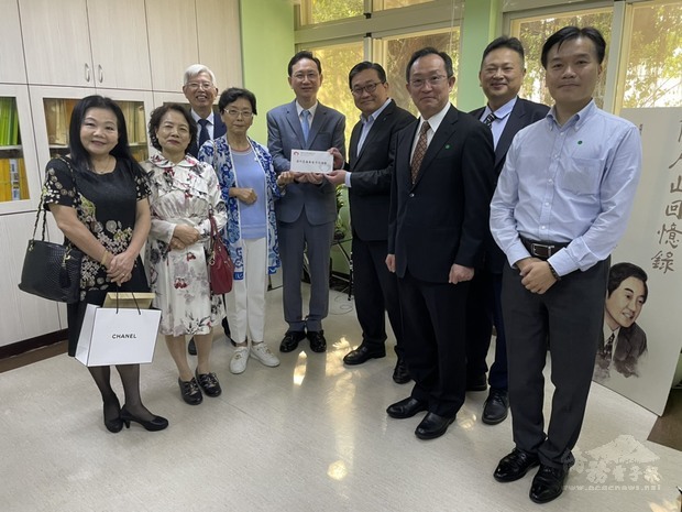 僑務委員會委員長童振源亦出席捐款儀式