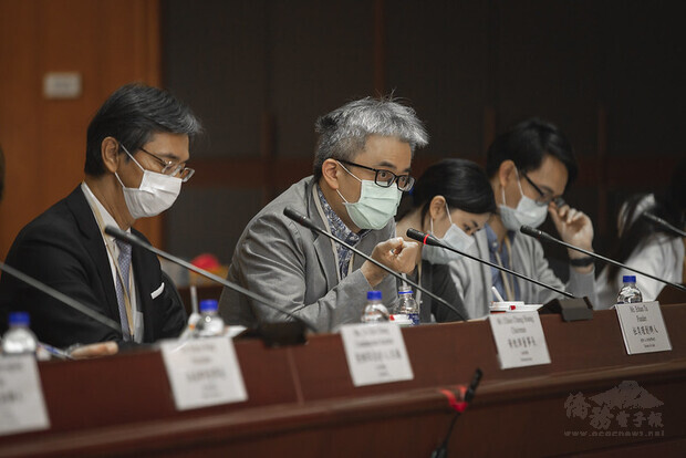 總統及副總統聽取「2030雙語國家政策推動規劃」簡報，並與諮詢委員們進行意見交流