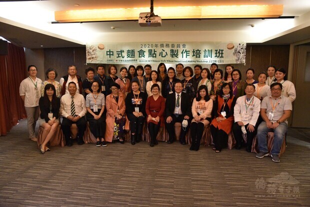 徐佳青(前排中)與中式麵食點心製作培訓班學員合影。