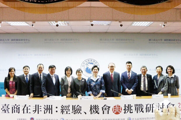 「臺商在非洲:經驗、機會與挑戰」研討會，上午場邀請專家學者進行分享，下午場則由徐副委員長（左六）擔任主持人，邀請立法委員溫玉霞（右六）、史瓦帝尼王國大使館經貿投資處處長葉衛綺（右四）以及多位非洲臺商會代表分享非洲現況與經商經驗。