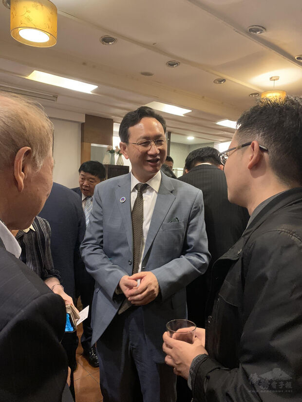 僑委會委員長童振源在晚宴與非洲臺商及產官學研專家交流。