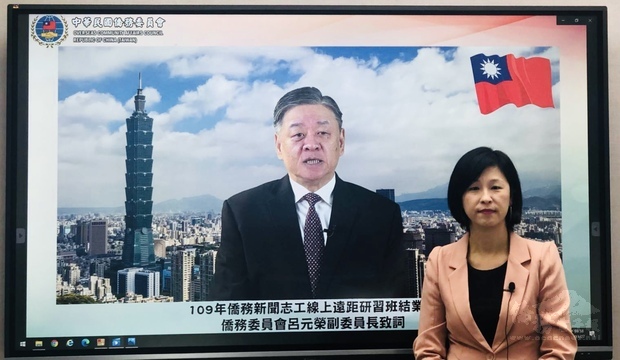 呂元榮、郭淑貞，與參與線上教學的海外新聞志工三方隔空對談，完成31小時課程。