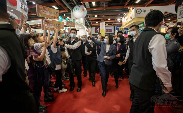 總統參訪「2020台北金融博覽會」，並與民眾熱情互動