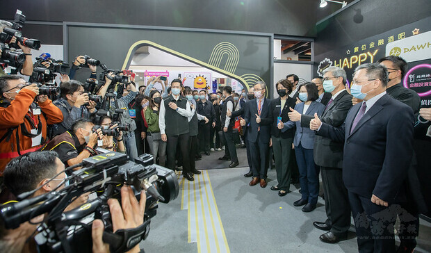 總統參訪「2020台北金融博覽會」，並合影