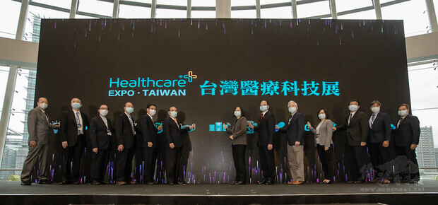總統出席「2020台灣醫療科技展開幕式」，並合影