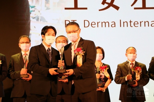 印尼臺商王安左獲得海外華人第29屆創業楷模獎。