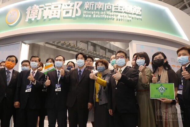 副總統參訪「2020台灣醫療科技展」，並合影