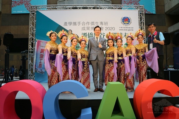 萬能工商帶來充滿濃濃東南亞風情的印尼傳統迎賓舞，圖為僑委會委員長童振源(左五)與表演學子合影。
