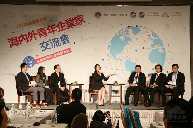 世青及三青會的成員代表在臺上分享二代接班議題。