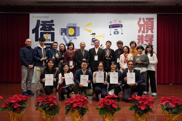 呂元榮副委員長(後排中)與全體得獎人合影。
