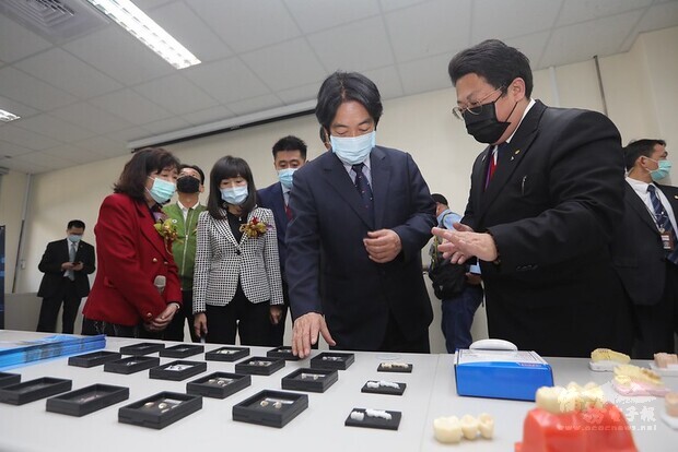 副總統除在場見證科技廠商捐贈牙材產品予成大醫學院及成大醫院,也親自參觀牙醫系館與南科牙材體驗教室,對成大與南科推動南臺灣牙醫教育與產業技術發展的努力,表達高度肯定之意