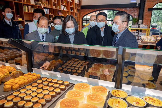 蔡英文總統前往宜蘭參訪「超品起司烘焙工坊」