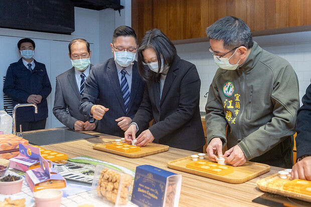 蔡英文總統前往宜蘭參訪「超品起司烘焙工坊」