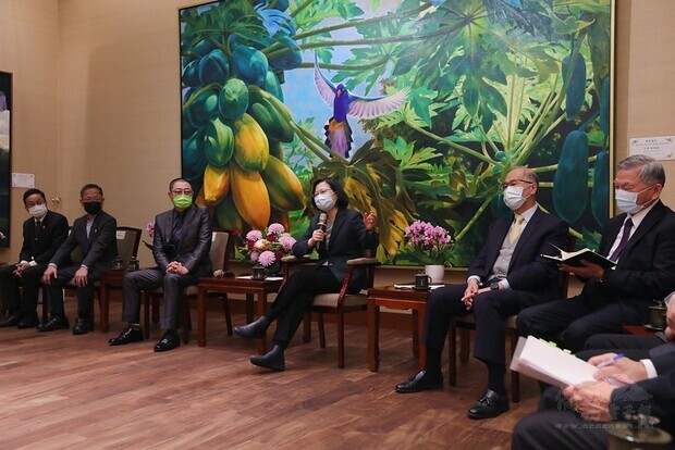 總統接見「中華民國太陽光電發電系統商業同業公會理監事幹部」，並和與會人員相互交流