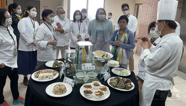 僑務委員會副委員長徐佳青（右三）參觀「2021年僑務委員會米類食品製作培訓班」成果展作品。