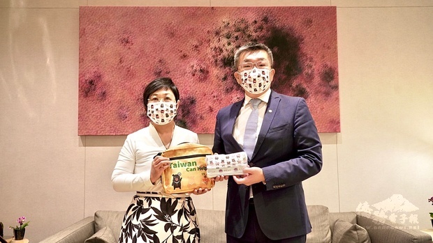 徐佳青與蔡其昌共同直播開箱「防疫關懷包」，讓在海外打拼的臺商感受到最實質的關心。