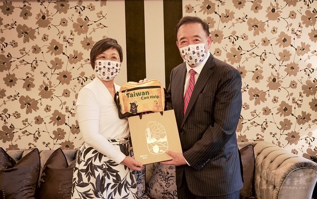 徐佳青與林元清共同直播開箱「防疫關懷包」，希望藉由僑胞的力量，展現臺灣卓越的防疫功效。
