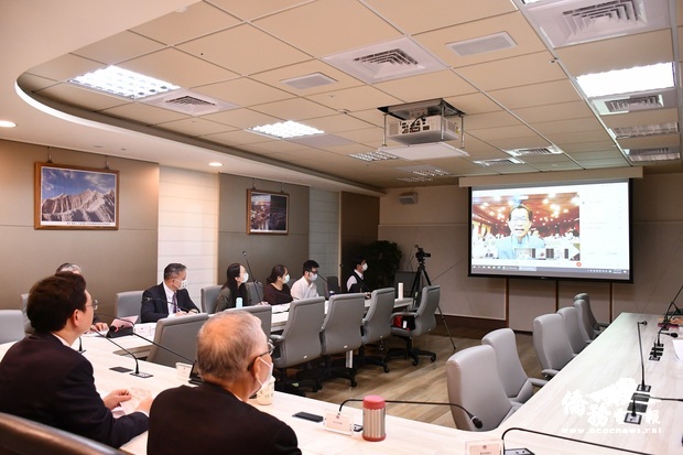 駐泰國代表處李應元大使於線上與僑委會進行視訊會議