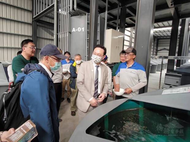 台灣綠良水產公司向童振源(中)及與會臺商及專家學者介紹養殖系統。