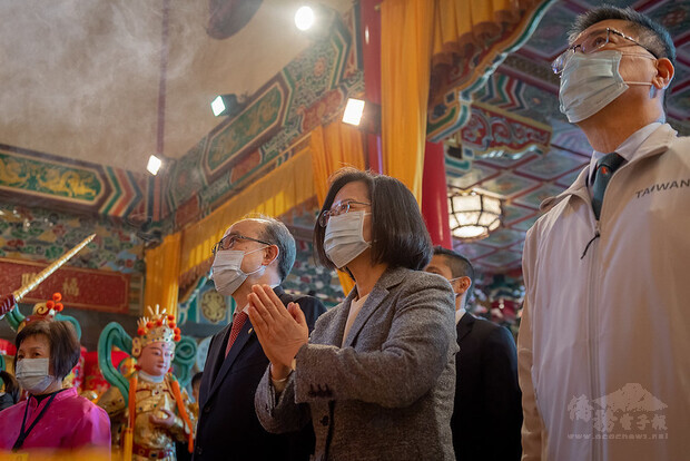蔡英文總統20日上午前往木柵指南宮,出席「玉皇上帝聖誕禮斗大法會圓斗典禮」