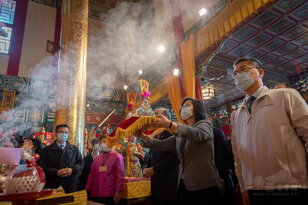 總統出席「玉皇上帝聖誕禮斗大法會圓斗典禮」,祈求臺灣風調雨順,並盼國人和政府一起努力,繼續把防疫做好,一起拚經濟