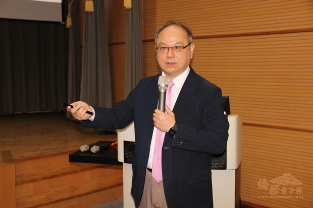 龍華科大校長葛自祥進行校務簡報