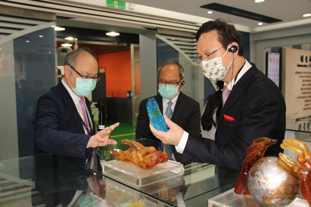 童振源一行人參觀校園,並聆聽校方解說