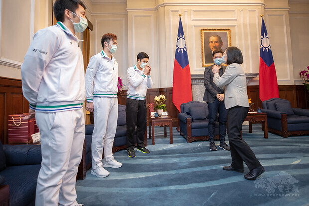 總統接見「2020年世界羽球聯盟年終總決賽得獎選手、教練」，並向訪賓致意